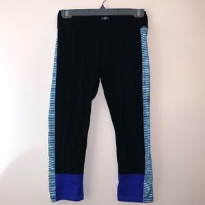 💙 Capri leggings! 🤍